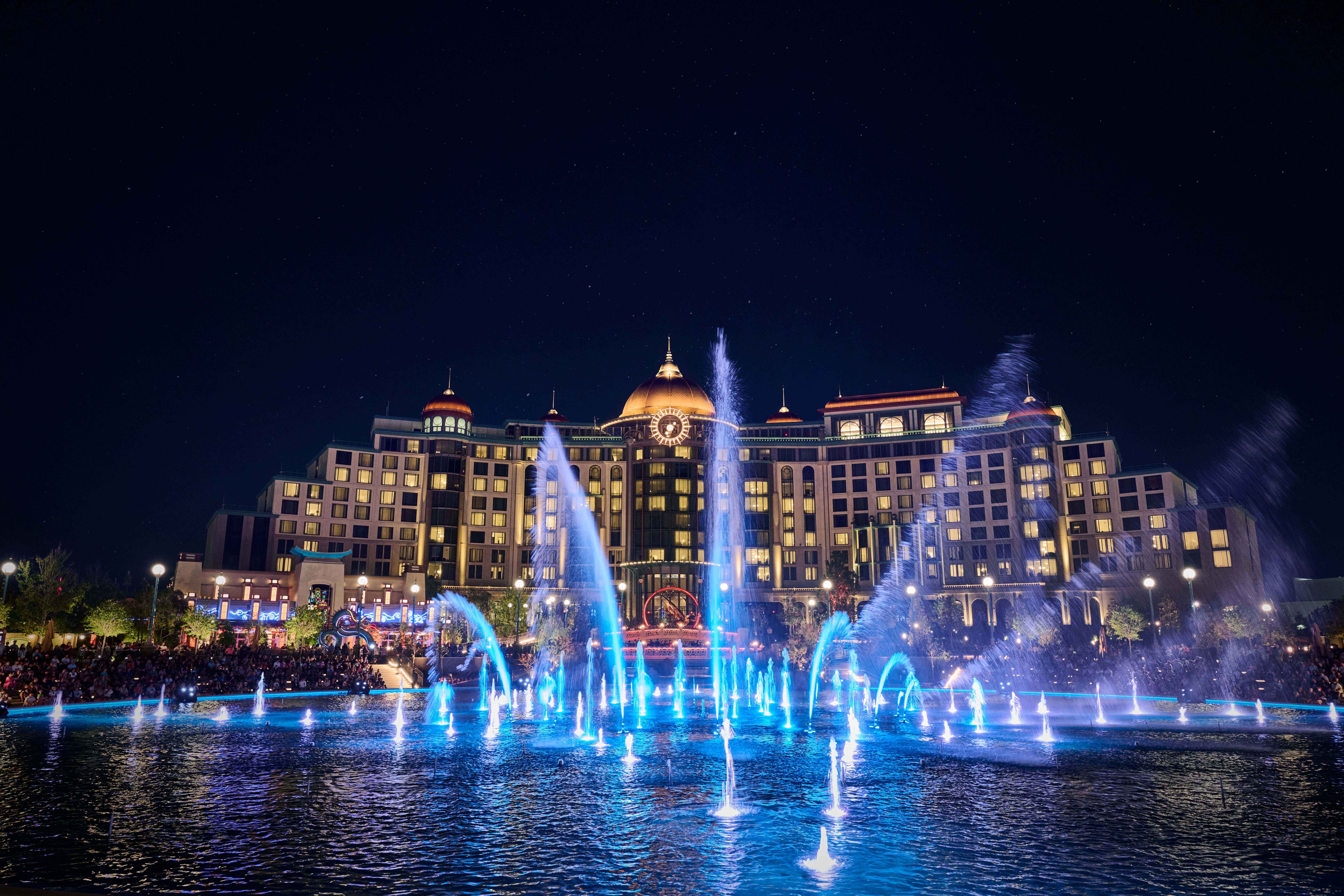 Hôtel de luxe d’Universal Orlando Resort de nuit, avec fontaines lumineuses et spectacle d’eau, offrant une ambiance élégante et magique au cœur du complexe Universal.